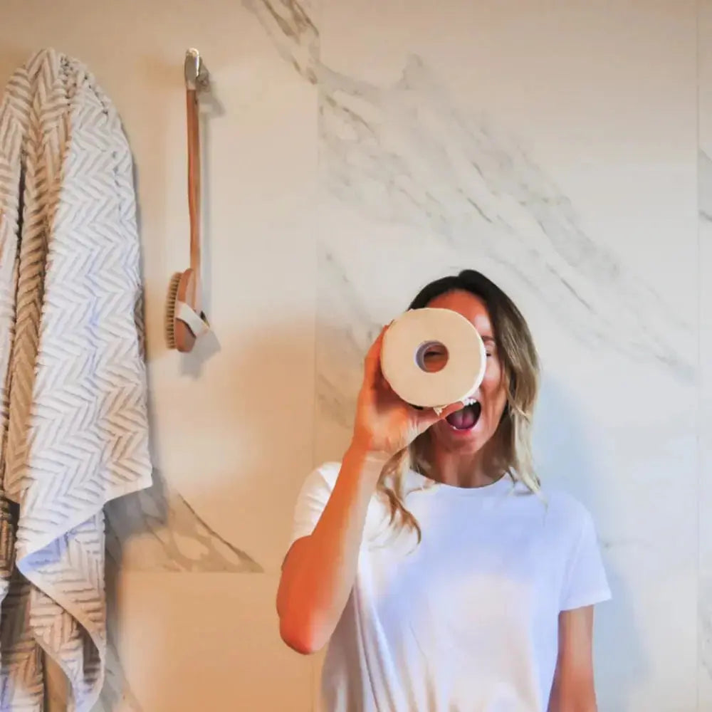 Bamboe toiletpapier in moderne badkamer naast gerecycled papier vergelijking
