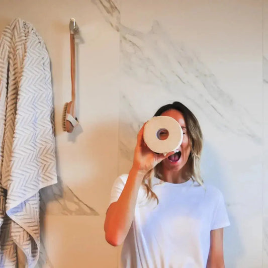 Bamboe toiletpapier in moderne badkamer naast gerecycled papier vergelijking